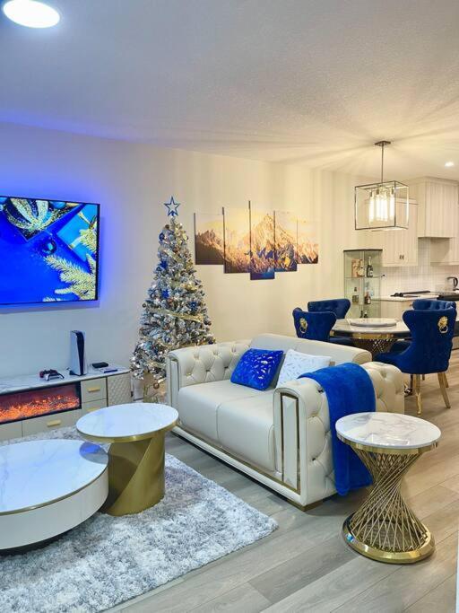 Luxury Home Away From Home, A Villa With 3 Bdrm And 3 Bath YYC 외부 사진