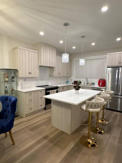 Luxury Home Away From Home, A Villa With 3 Bdrm And 3 Bath YYC 외부 사진
