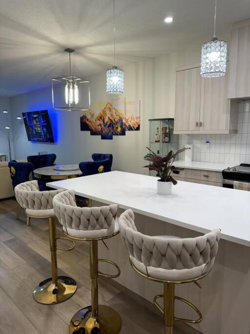 Luxury Home Away From Home, A Villa With 3 Bdrm And 3 Bath YYC 외부 사진