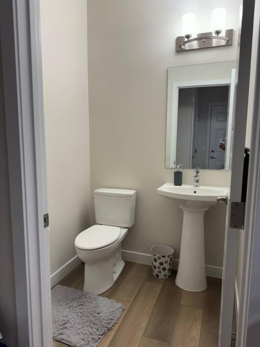 Luxury Home Away From Home, A Villa With 3 Bdrm And 3 Bath YYC 외부 사진