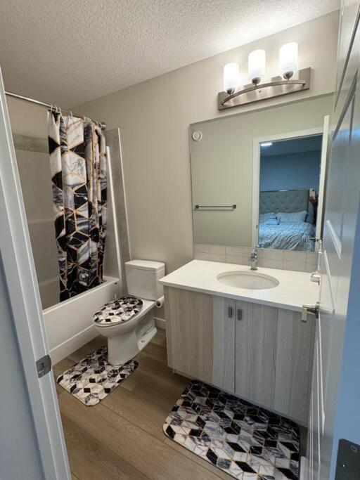 Luxury Home Away From Home, A Villa With 3 Bdrm And 3 Bath YYC 외부 사진